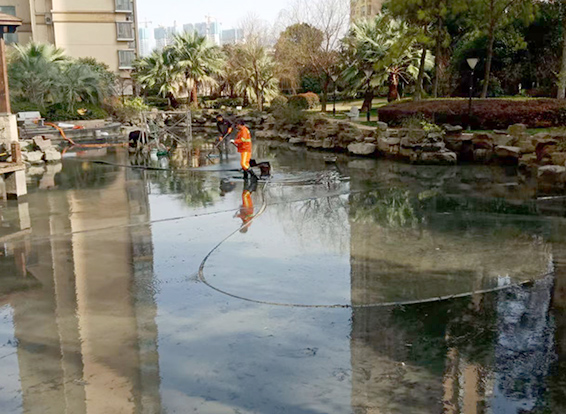 阿合奇景观池淤泥清理