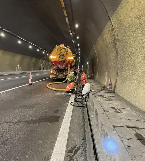 阿合奇隧道排水渠清淤